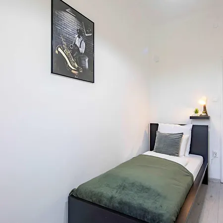 - Balcony - - Quiet *