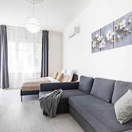 - Balcony - - Quiet *