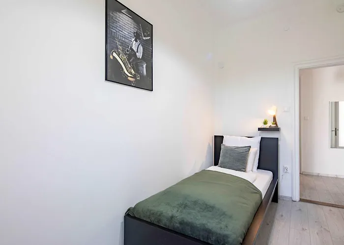 - Balcony - - Quiet *